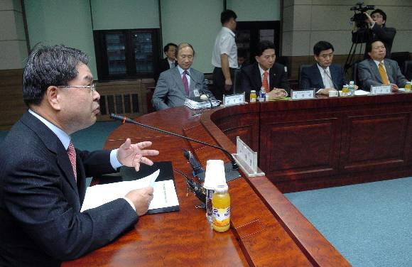 이통일 회의 주재 남북정상회담을 5일 앞둔 27일 서울 세종로 정부종합청사에서 이재정 통일부장관이 회담준비기획단 최종회의를 주재하고 있다. 정연호기자 tpgod@seoul.co.kr