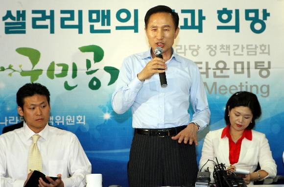 한나라당 이명박 대선 후보가 27일 서울 신촌의 한 인터넷 카페에서 ‘샐러리맨의 삶과 희망’이라는 주제로 가진 ‘타운미팅’에서 30∼40대 샐러리맨 온라인커뮤니티 운영자 20여명에게 인사말을 하고 있다. 최해국기자 seaworld@seoul.co.kr