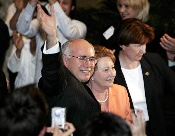 존 하워드 호주 총리가 지난 2004년 10월 치러진 호주 총선에서 집권여당이 승리하자 부인 재닛 여사와 함께 시드니에서 열린 축하연에 참석해 지지자들에게 손을 흔들어 답례하고 있다. 서울신문 포토라이브러리