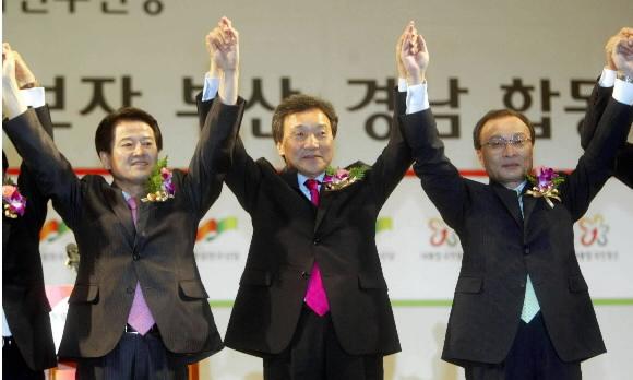 28일 부산 벡스코에서 열린 대통합민주신당 대선경선후보 부산·경남지역 합동연설회에서 정동영(왼쪽부터)·손학규·이해찬 후보가 손을 맞잡고 청중들에게 인사하고 있다.  부산 왕상관기자 skwang@seoul.co.kr