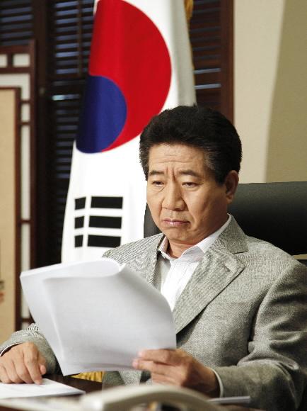 노무현 대통령이 29일 오후 청와대 여민1관 집무실에서 남북정상회담 관련 보고서를 진지한 표정으로 살펴보고 있다. 남상인기자 sanginn@seoul.co.kr