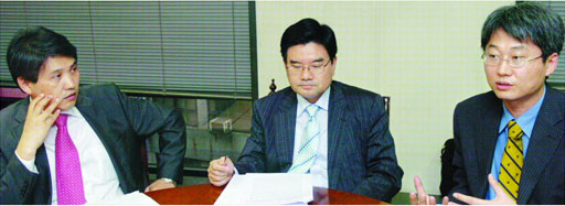 남북정상회담을 이틀 앞두고 30일 오후 서울신문 편집국 소회의실에서 열린 좌담에서 참석자들이 정상회담의 의미와 과제 등에 대해 토론하고 있다. 왼쪽부터 제성호 중앙대 교수, 고유환 동국대 교수, 김근식 경남대 교수. 이호정기자 hojeong@seoul.co.kr