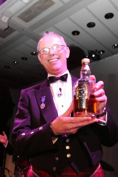 시바스 브러더스의 마스터 블렌더 콜린 스콧이 자신의 역작인 ‘시바스리갈 25’를 소개하고 있다. 뉴욕 진로발렌타인스 제공