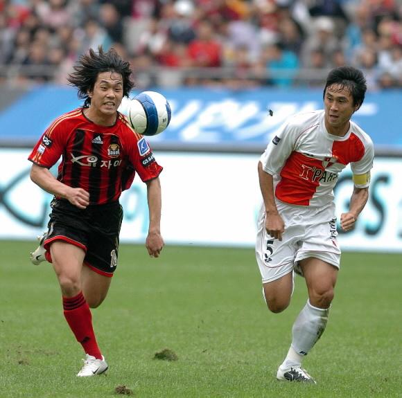 ‘돌아온 축구천재’ 박주영(왼쪽·FC서울)이 30일 서울월드컵경기장에서 열린 프로축구 K-리그 부산과의 경기에서 공을 따내기 위해 심재원(부산)과 함께 질주하고 있다. 최재원기자 shine@sportsseoul.com