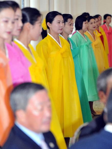  남측 오찬장의 북측접대원들