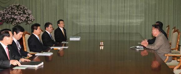 정상회담  노무현(왼편 가운데) 대통령과 김정일(오른편 앞쪽) 국방위원장이 3일 오전 평양 백화원 영빈관에서 남측의 김만복 국정원장·권오규 경제부총리·이재정 통일부장관·백종천 청와대 안보실장과 북측 김양건 통일전선부장이 배석한 가운데 정상회담을 하고 있다. 평양 청와대사진기자단