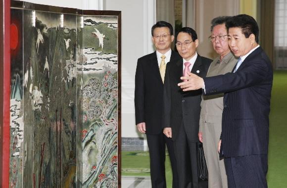 노무현 대통령이 3일 오전 평양 백화원 영빈관에서 김정일 국방위원장에게 선물한 통영 나전칠기로 만든 12장생도 병풍에 대해 설명하고 있다. 평양 청와대사진기자단