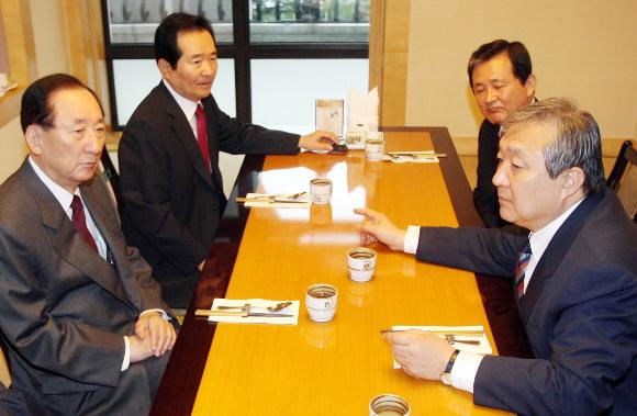 黨 중진들 ‘머리 맞대고’  대통합민주신당의 대선후보 경선이 파행으로 치닫는 가운데 정대철·김덕규·정세균·조세형(오른쪽 아래부터 시계 반대방향 순) 고문 등이 3일 오전 여의도의 한 호텔에서 모임을 갖고 경선 중재방안을 논의하고 있다. 