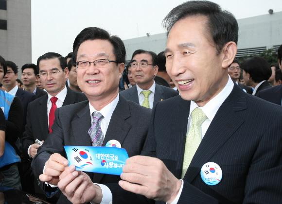 한나라당 이명박(오른쪽) 대선후보와 강재섭(왼쪽) 대표가 3일 오전 서울 강서구 염창동 당사에서 열린 단기4340년 개천절 기념행사에 참가해 “대한민국을 사랑합니다.”라고 쓰인 차량용 스티커를 들어 보이며 환하게 웃고 있다. 최해국기자 seaworld@seoul.co.kr