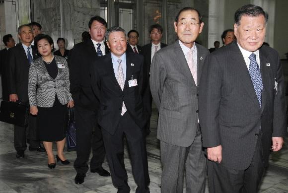 제2차 남북정상회담 이틀째인 3일 오전 평양 인민문화궁전에서 열린 특별수행원 부문별 간담회에 참가한 경제·문화예술·언론 등 부문별 참석자들이 줄지어 입장을 기다리고 있다. 평양 청와대사진기자단