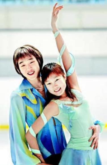 국가대표 아이스댄싱팀으로 짝을 이뤄 활동하던 당시의 김민우(왼쪽)씨와 누나 혜민씨.