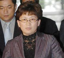 500명 이상의 명의를 도용해 대통합민주신당 국민경선사이트에 허위 등록한 혐의를 받고 있는 정인훈씨가 4일 조사를 받기 위해 서울경찰청에 들어서고 있다. 정연호기자 tpgod@seoul.co.kr