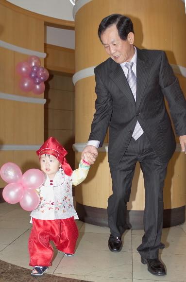 풍선 들고 아장아장