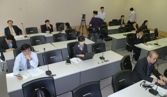5일 오전 서울 세종로 정부청사 별관에 새로 마련된 합동 브리핑실에서 권오규 경제부총리와 이재정 통일부장관이 남북정상회담 합동브리핑을 실시했으나 대부분의 중앙언론사 기자들이 불참해, 브리핑실 좌석이 상당부분 비어있다. 손형준기자 boltagoo@seoul.co.kr