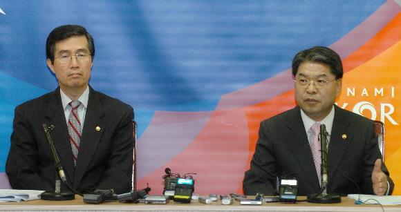 권오규(왼쪽) 경제부총리와 이재정 통일부 장관이 5일 오전 서울 세종로 정부청사 별관 합동브리핑실에서 2007 남북정상회담 결과를 설명하고 있다. 손형준 기자 boltagoo@seoul.co.kr