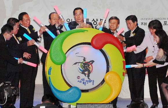 한덕수(왼쪽 다섯번째) 총리와 송민순(왼쪽 네번째) 외교통상부 장관 등이 5일 서울 삼성동 코엑스에서 열린 제1회 세계 한인의 날 기념식에서 상징조형물에 점등을 하고 있다. 도준석기자 pado@seoul.co.kr