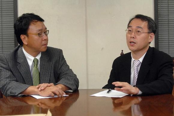 조동호(왼쪽) 이화여대 교수와 홍순직 현대경제연구원 수석연구위원이 지난 5일 본사 편집국에서 남북정상회담에서 합의된 경제협력 분야에 대한 평가와 향후 정부대책 등에 대해 대담을 하고 있다. 정연호기자 tpgod@seoul.co.kr