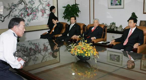 정동영 후보측, 경찰청장 방문  대통합민주신당의 정동영 후보측 의원들이 7일 어청수(왼쪽 첫 번째)서울경찰청장을 방문해 선거인단 명의도용과 관련한 경찰의 압수수색 시도에 항의하고 있다. 이언탁기자 utl@seoul.co.kr