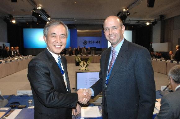 이구택(왼쪽) 포스코 회장이 7일 국제철강협회장에 선임된 뒤 존 서머 전임 회장(US스틸 회장)과 악수하고 있다. 포스코 제공