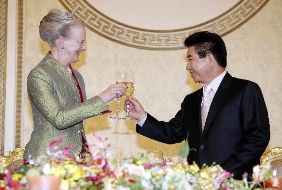 덴마크 여왕과 건배