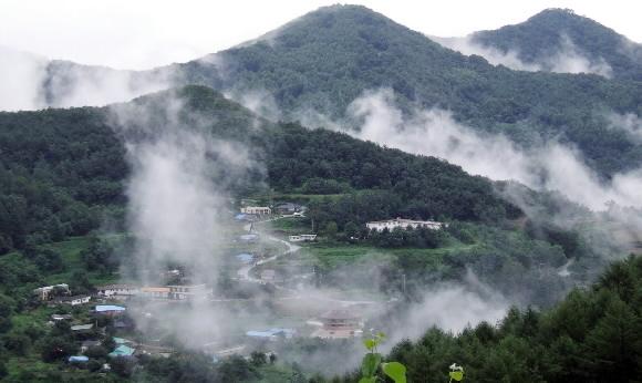 만경대산이 품고 있는 모운동. 비가 온 다음날이면 어김없이 마을이 구름과 안개로 덮혀 신비함을 더해 준다.