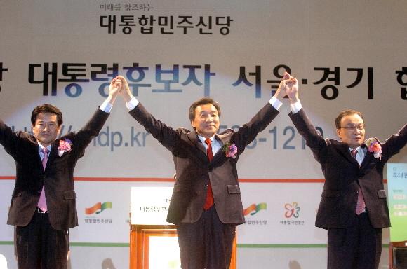 대통합민주신당 정동영(왼쪽)·손학규(가운데)·이해찬 경선 후보가 10일 서울 잠실 체조경기장에서 서울·경기 합동연설회를 마친 뒤 손을 잡고 인사하고 있다. 전날 모바일 투표에서 1위를 차지한 손 후보가 활짝 웃은 밝은 반면, 정·이 후보는 상대적으로 차분한 모습이다. 