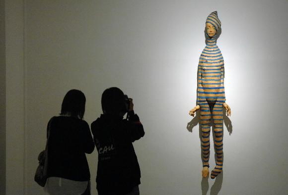 신정아씨가 학예실장으로 재직하던 올초 기획한 전시회 ‘단절’이 12일 성곡미술관에서 개막된 가운데 관람객들이 전시 작품을 감상하고 있다. 도준석기자 pado@seoul.co.kr