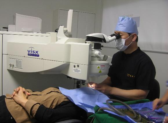 박영순 원장이 커스텀뷰 노안교정술을 이용해 시술하는 장면.