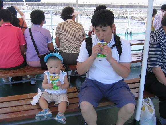 국화빵 아빠와 아기 지난 여름의 끝자락에 울 세식구 제주여행 사진입니다. 애기와 애 아빠 얼굴 닮은 건 당근이구, 음료수 마시는 거까지 국화빵이죠?  (박혜영·경기 광명시 하안동)