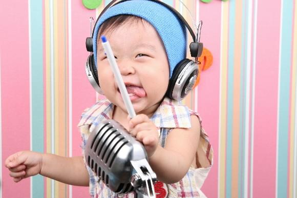 꼬마 가수왕 장난꾸러기 채규 돌사진 촬영 중 신바람이 났습니다. 보는 사람들이 모두 즐거운 우리아기의 장난스러운 표정. 한참을 웃었답니다. (이정은·서울시 서대문구 영천동)