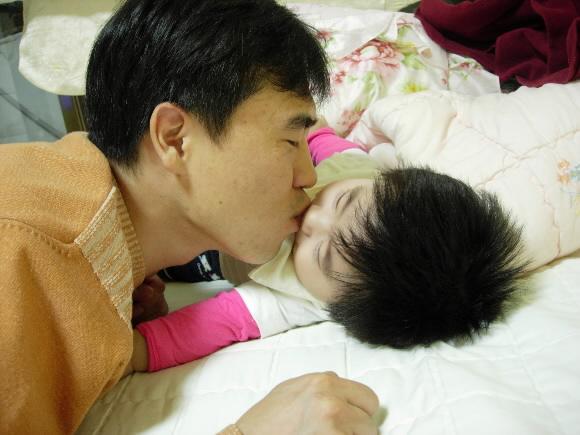 키스신 너무 찐한가? 예쁜 아들 사랑스런 내 아들! 자는 모습까지도 얼마나 귀여운지 역시 한 핏줄은 어쩔 수 없나 봐요. (이주호·인천시 남동구 간석동)