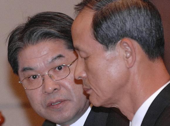 12일 청와대 여민관에서 열린 남북정상선언이행 종합대책위 1차 회의에 참석한 이재정(왼쪽) 통일부 장관과 김장수 국방부 장관이 회의 시작에 앞서 이야기를 나누고 있다. 남상인기자 sanginn@seoul.co.kr