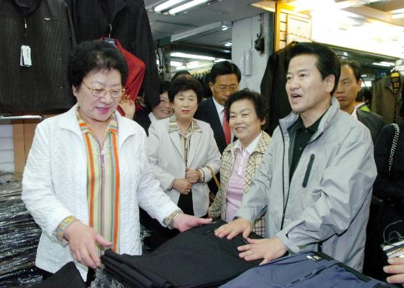 정동영 대통합민주신당 대선후보가 16일 서울 청계천 평화시장을 방문, 학생시절 어머니와 함께 옷가지를 만들어 납품했던 평화시장 상인과 만나 이야기를 나누고 있다. 이호정기자 hojeong@seoul.co.kr