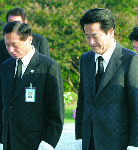 정동영(오른쪽) 대통합민주신당 대선후보가 16일 서울 동작구 국립현충원에서 참배하고 있다.정 후보는 이날 대선후보로서 공식일정에 들어갔다. 김명국기자 daunso@seoul.co.kr