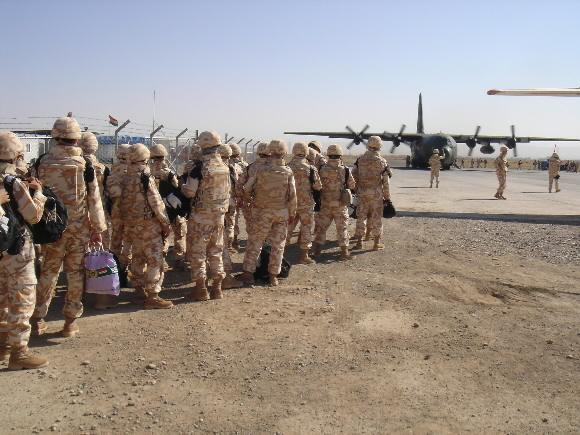 자이툰 6진 교대병력 반년 동안의 이라크 파병근무를 마친 자이툰부대 6진 교대병력이 지난달 10일 귀국길에 오르기 위해 아르빌 공항에서 쿠웨이트행 수송기 탑승을 기다리고 있다. 이세영기자 sylee@seoul.co.kr