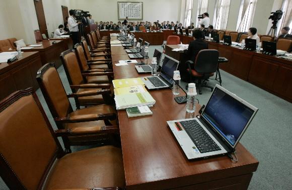 ‘반쪽’ 정무위 18일 오후 국회에서 열린 정무위 국정감사가 한나라당 의원들의 집단 거부로 의원석이 텅 빈 가운데 몇몇 대통합민주신당 의원들에 의해 반쪽으로 진행되고 있다. 최해국기자 seaworld@seoul.co.kr