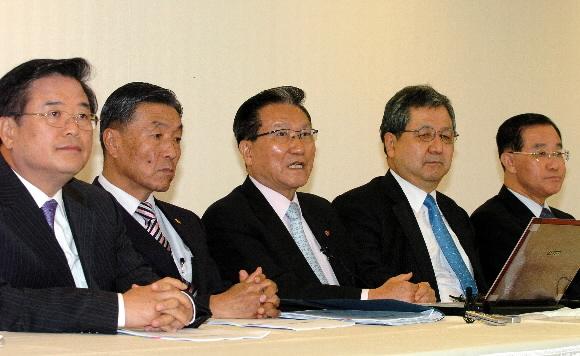 18일 정부의 로스쿨 총정원안에 반발해 서울 중구 을지로 프레지던트호텔에서 긴급회동을 가진 사립대총장협의회 소속 총장들이 어두운 표정으로 기자회견을 열고 있다. 이언탁기자 utl@seoul.co.kr