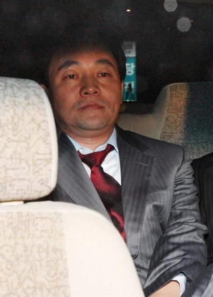 18일 구속영장이 발부돼 부산구치소로 향하는 정윤재 전 청와대 비서관이 굳은 표정을 짓고 있다. 부산 왕상관기자 skwang@seoul.co.kr