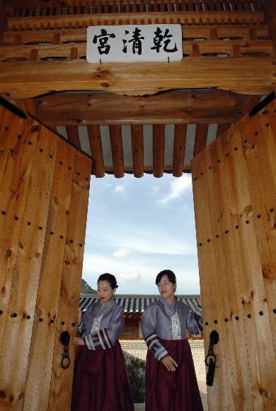 1895년 을미사변 당시 명성황후가 시해된 역사적 현장인 경복궁 내 건청궁이 98년 만에 복원돼 공개됐다. 건청궁은 20일부터 일반인에게 개방된다. 정연호기자 tpgod@seoul.co.kr