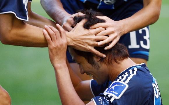 울산의 이상호가 21일 울산월드컵경기장에서 열린 프로축구 대전과의 6강 플레이오프에서 선제골을 터뜨린 뒤 동료들의 축하를 받고 있다. 울산 배우근기자 kenny@sportsseoul.com