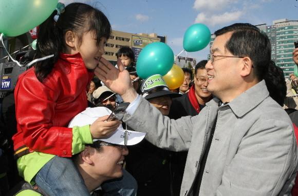 창조한국당(가칭) 창당을 준비 중인 문국현 후보가 경기도 일산 미관광장에서 열린 ‘사람 속으로’행사에서 아빠 목말을 탄 어린이와 인사하고 있다. 고양 김명국기자 daunso@seoul.co.kr