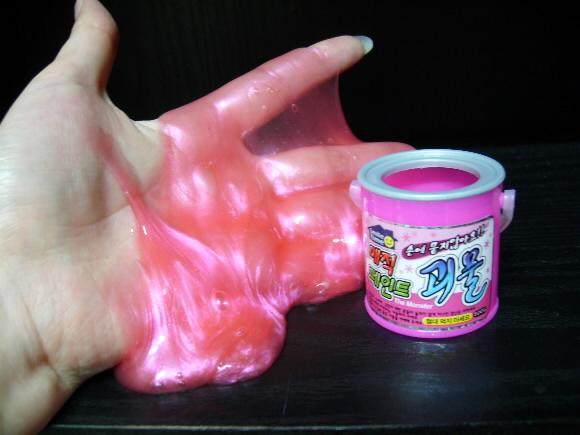 초등학생들에게 인기리에 팔리고 있는 한 액체 장난감. 악취가 심하고, 아이들의 피부에 좋지 않은 영향을 미치는 것으로 알려졌다. 이경원기자 leekw@seoul.co.kr