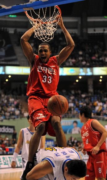 1순위 외국인 선수 테런스 섀넌(위·전자랜드)이 21일 잠실체육관에서 열린 삼성과의 프로농구 경기에서 덩크슛을 작렬시킨 뒤 포효하고 있다. 강영조기자 kanjo@sportsseoul.com