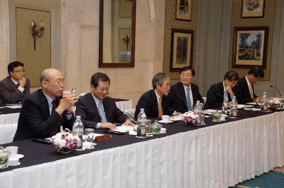 인도서 정기이사회 포스코는 지난 19일 인도 델리에서 정기이사회를 열고 인도제철소 현황점검 및 신일본제철과 부산물 재활용사업 합작법인 설립 등 주요 안건을 승인했다. 왼쪽부터 손욱 사외이사, 윤석만 포스코 사장, 이구택 포스코 회장, 전광우 사외이사, 박원순 사외이사, 이동희 포스코 부사장 포스코 제공