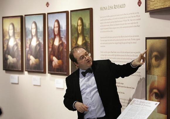 모나리자 왼쪽 눈 위쪽의 흰 자국이 눈썹을 그린 것으로 추정되는 붓자국(희미한 화살표 사이). 왼쪽은 파스칼 코트. 파스칼 코트 ‘뤼미에르 테크놀로지’