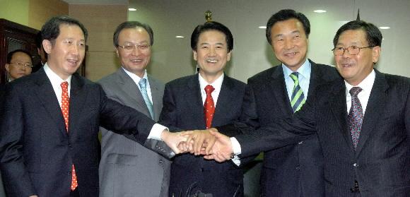 대통합민주신당 정동영(가운데) 후보가 22일 오후 서울 당산동 당사에서 김근태 의원, 이해찬 전 국무총리, 손학규 전 경기도지사, 오충일 당 대표 등 공동 선거대책위원장 4인과 함께 손을 맞잡고 환하게 웃고 있다. 안주영기자 jya@seoul.co.kr