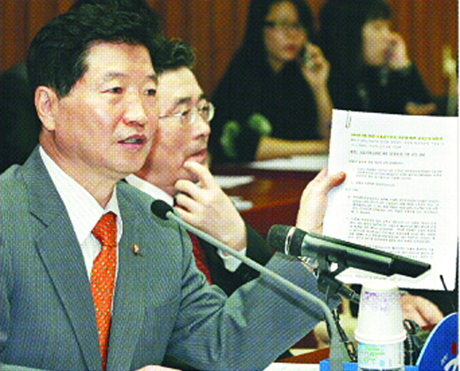 안상수 한나라당 원내대표가 2001년 3월10일 금융감독원의 질의에 대한 김경준씨의 답변서를 보여 주며 이명박 후보에 대한 의혹제기의 부당성을 설명하고 있다. 최해국기자 seaworld@seoul.co.kr