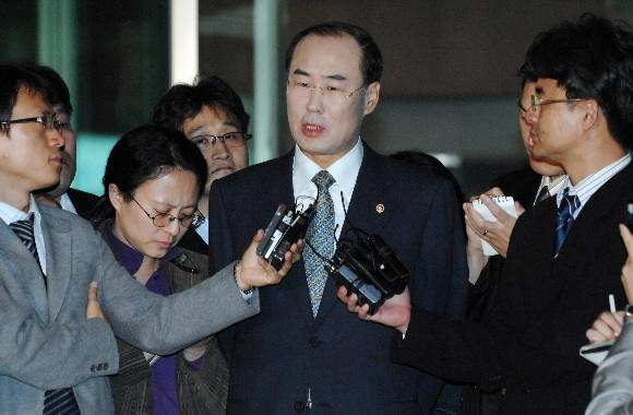 거액의 금품 수수 의혹을 받고 있는 전군표 국세청장이 24일 오후 서울 종로구 국세청 청사를 나서며 혐의를 부인하고 있다. 도준석기자 pado@seoul.co.kr