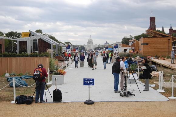 미국 워싱턴의 내셔널 몰에서 열린 솔라 데카슬론 행사의 전경. 워싱턴 케이 에번스-로터로트(솔라 데카슬론) 제공