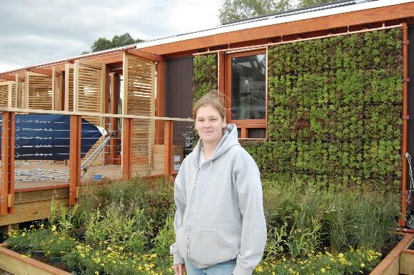 메릴랜드 대학의 리프 하우스와 이 주택을 설계한 건축학과 대학원의 브리트니 윌리엄스 학생. 워싱턴 이도운특파원